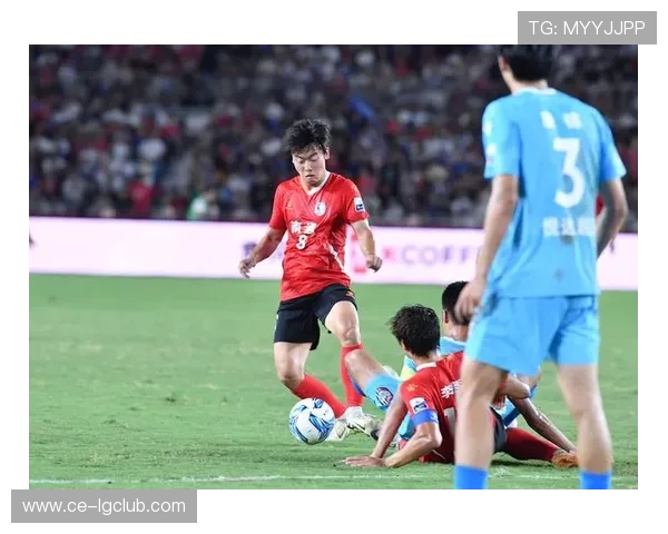 南通足球授旗仪式激发城市体育热情推动青年踢球梦想起航