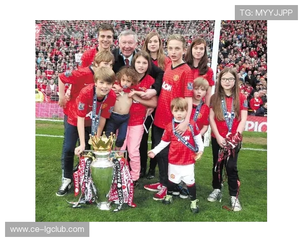 凤凰足球队历年球星名单及辉煌战绩全纪录与传奇人物盘点 凤凰足球队历年球星名单及辉煌战绩全纪录与传奇人物盘点